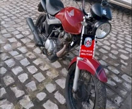 Motocicleta apreendida pela Polícia Militar