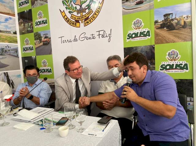 Hélder quebra o protocolo da coletiva, e diz: “Tyrone é o maior Prefeito que Sousa já teve”; Assista 