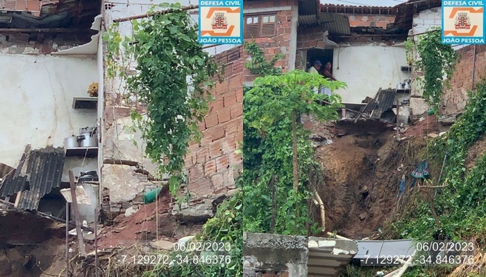 Casa desabada no bairro Castelo Branco, em João Pessoa 