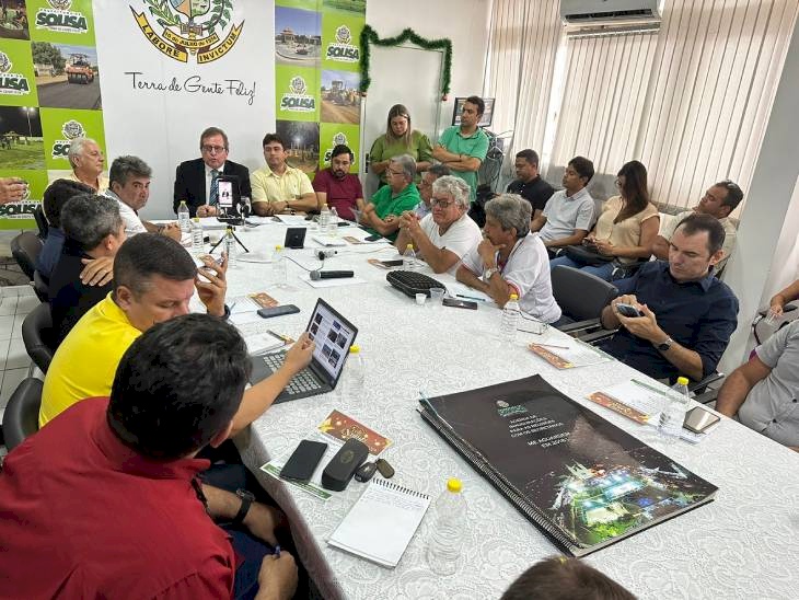 Prefeito Tyrone durante coletiva de imprensa