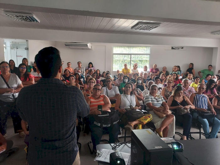 Treinamento para iniciar vacinação contra dengue na rede municipal