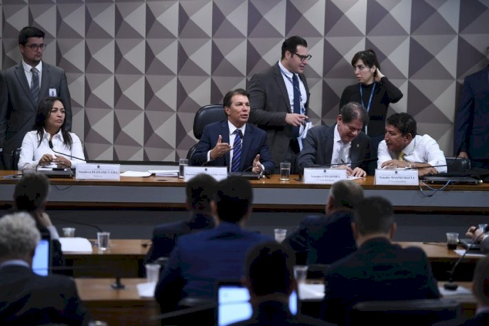 A argumentação, no entanto, não foi suficiente. Maia levou os requerimentos à votação