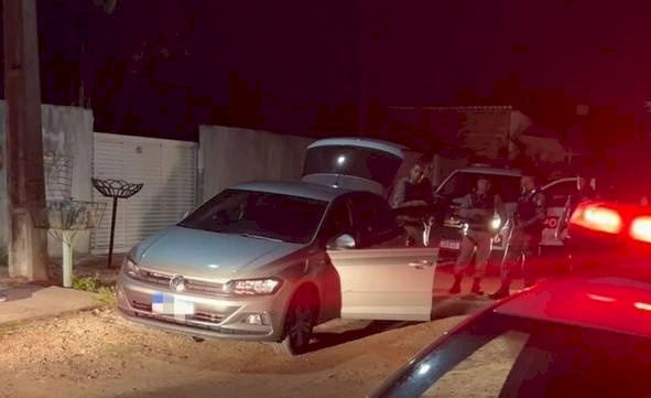 Carro recuperado pela Polícia Militar logo após ser roubado