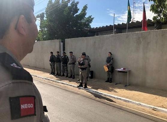 Reunião com parte do efetivo de serviço durante a parada matinal