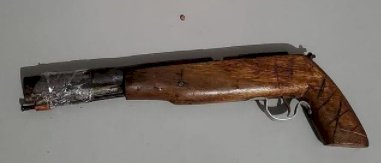 Arma de fogo utilizadas por bandidos em vários assaltos é encontrada embaixo de árvore 