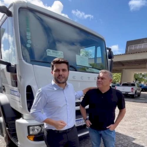 Entrega de um caminhão-caçamba para o município de Diamante