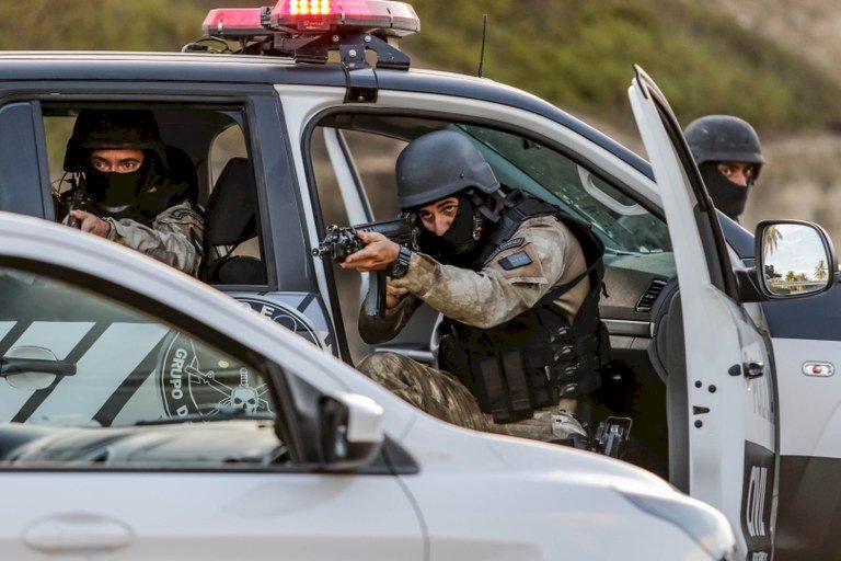 Polícia Civil prende suspeitos e apreende 50 kg de droga e 185 munições