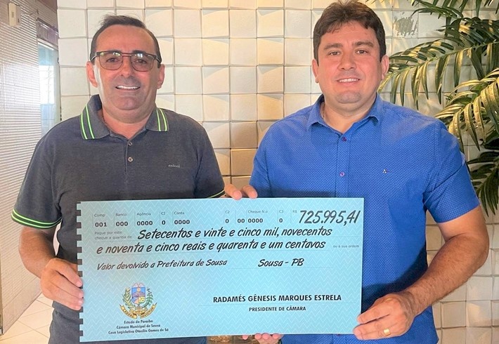 Radamés entrega cheque de R$ 725 ao Chefe de Gabinete da Prefeitura de Sousa