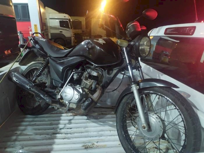 Motocicleta roubada recuperada pela Polícia Militar em Aparecida