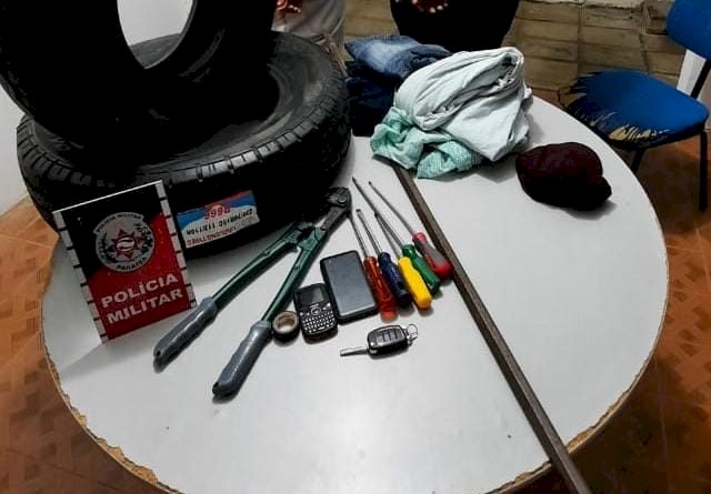 Dois jovens ambos de 21 anos, são detidos após furtarem estabelecimento comercial 