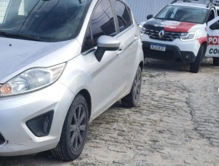 Polícia militar recupera material roubado dos correios e aprende veículo