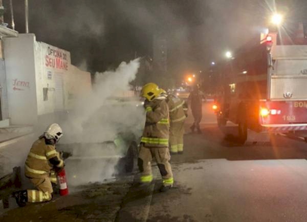 Ocorrência de incêndio em um automóvel, no bairro Gato Preto, em Sousa