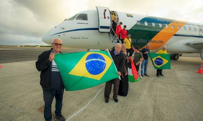 Grupo de brasileiros repatriados da Cisjordânia