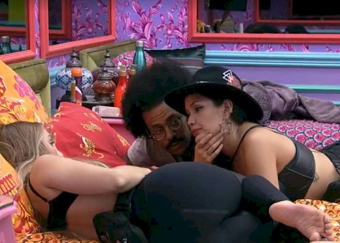 Favorita do BBB21, Juliette é acusada de preconceito contra bissexuais
