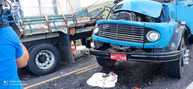 Forte colisão entre caminhões tira a vida de mãe e filho, além de deixar três pessoas gravemente feridas 