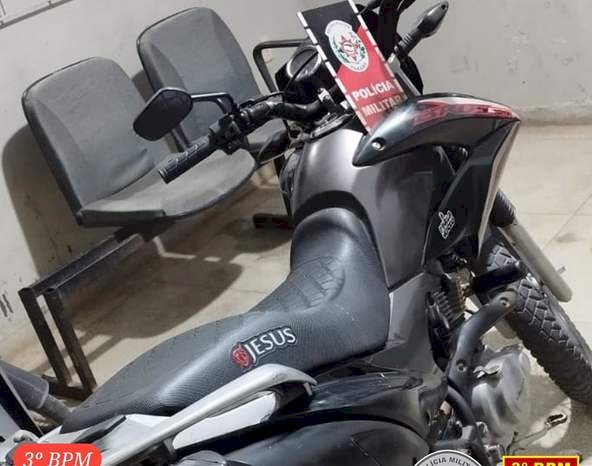 Motocicleta apreendida pela Polícia Militar