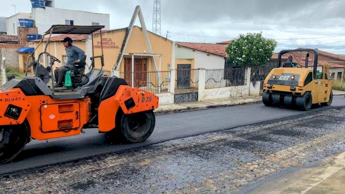 Obras de pavimentação asfáltica da travessia urbana da cidade de Caturité