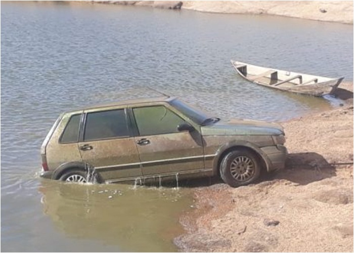 Carro dentro de açude