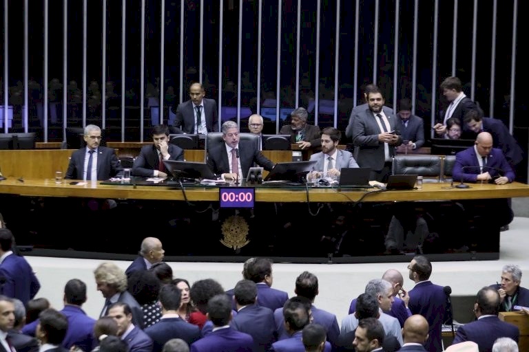 O Plenário analisa agora os destaques que podem mudar trechos do texto. Todos os destaques foram apresentados pelo PL