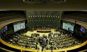PL das Fake News traz imunidade parlamentar e é criticado