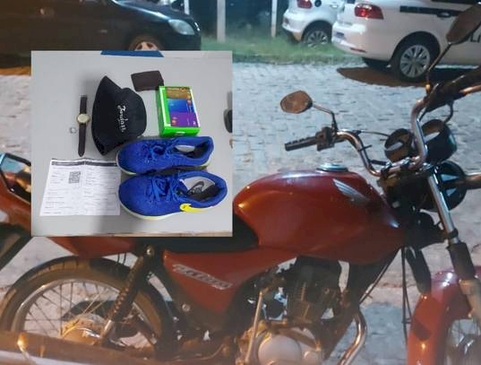 Moto e material recuperado pela Polícia Militar em Patos