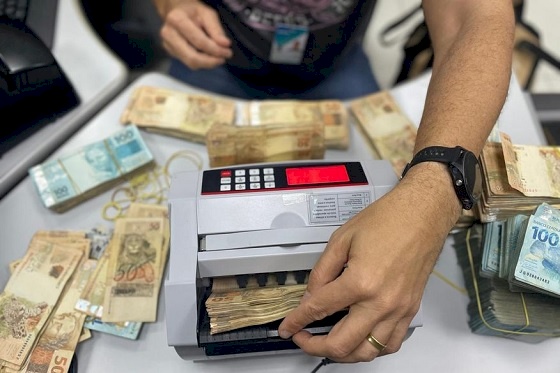 Malas de dinheiro sendo aferidas pela PF