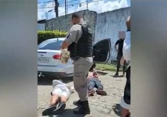 Bandidos armados roubam Joalheria, e trocam tiros com a Polícia durante a fuga; um dos suspeitos foi atingido por um disparo
