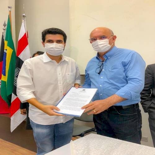 Em nome da ALPB, Wilson Filho entrega documento a ministro da Educação cobrando criação do IF do Sertão