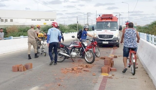 Mulher fica ferida após colidir motocicleta com carroça de tração animal, no município de Patos 