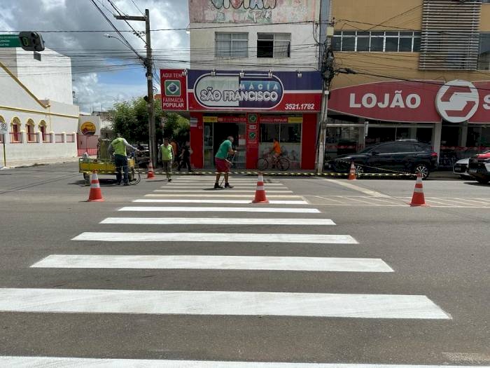 Sinalização de trânsito nas principais ruas e avenidas da cidade