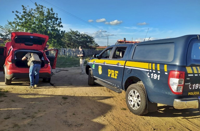 Três homens são detidos e dois veículos roubados são recuperados pela PRF na PB