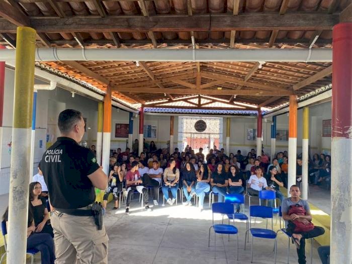 Treinamento e conversa com alunos sobre segurança em escola de Rio Tinto