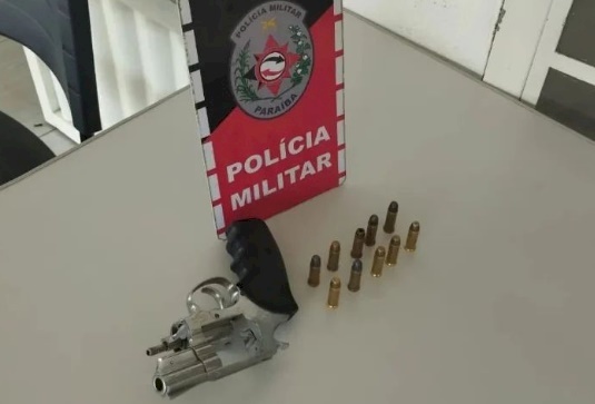 Arma de fogo apreendidapela polícia militar em Juru