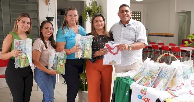 Prefeito de Aparecida, João Neto nas escolas públicas 