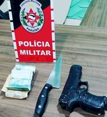 Polícia detém homem com mandado de prisão em aberto por tráfico de drogas e porte ilegal de armas