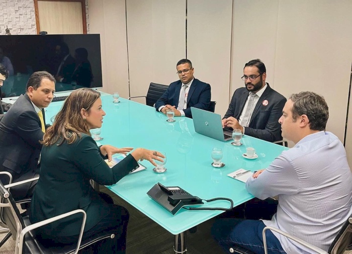 Pollyanna Dutra em reunião com Paulo Câmara