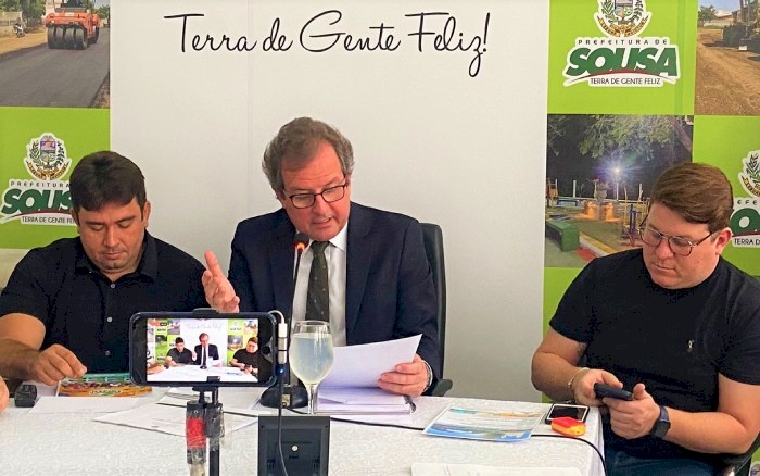 Helder Carvalho, ladeia o Prefeito Tyrone com o Vereador Koloral Júnior durante Coletiva de Imprensa