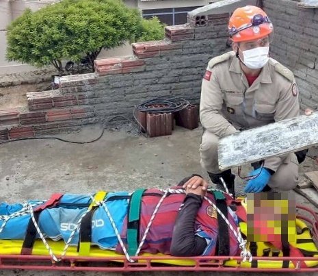 Corpo de Bombeiros é acionado para socorrer trabalhador que passa mal em construção, na cidade de Pombal 