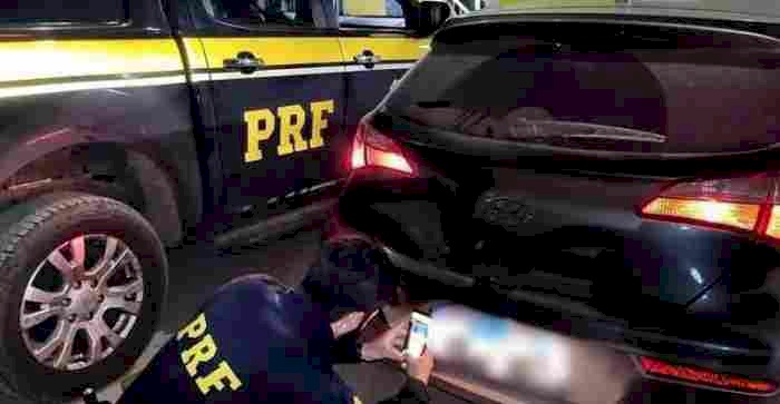 Carro furtado recuperado pela PRF, em Santa Rita
