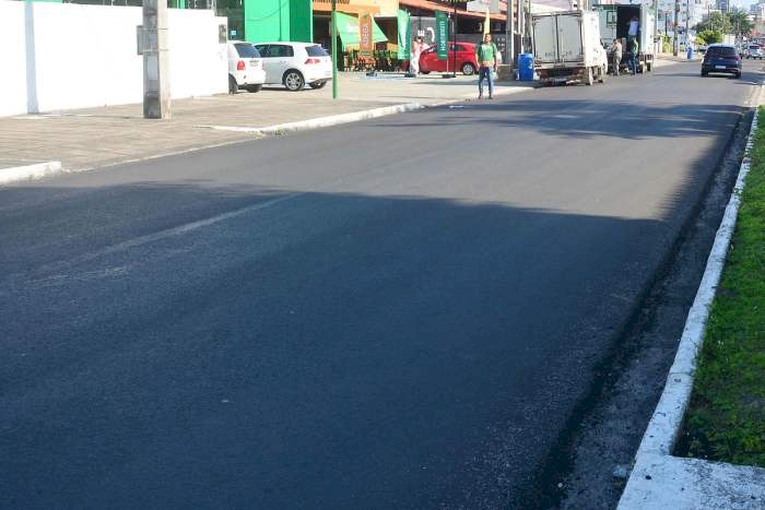 Serviço de asfaltamento na Avenida Fernando Luiz Henrique dos Santos