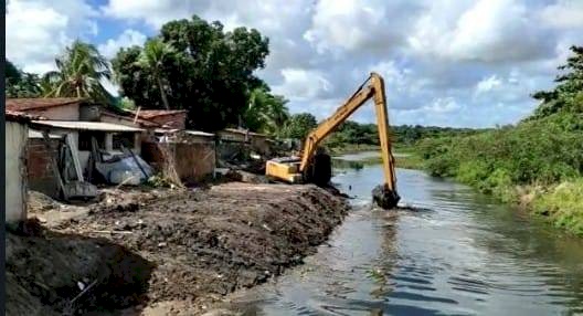 Limpeza e desassoreamento de rios em João Pessoa