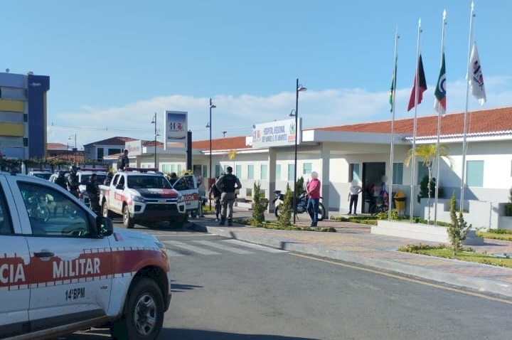 Viatura da polícia militar no Hospital Regional de Sousa 