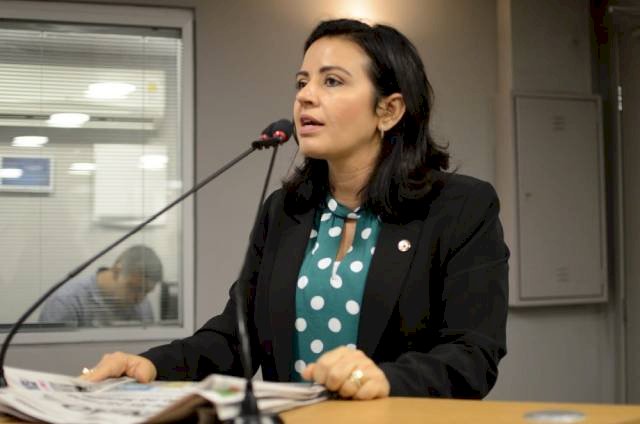 Adriano promulga Lei da deputada Pollyanna Dutra que proíbe cobrança de juros e multas em empréstimos de servidores