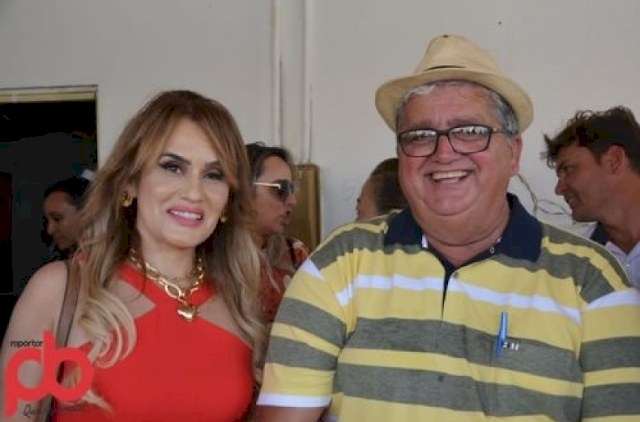 Prefeito Célio da Usina ao lado da vice, Kátia Maria