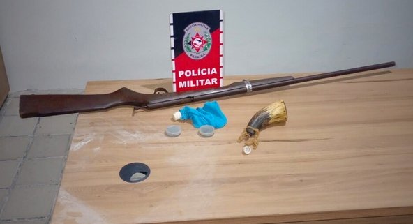 Arma de fogo apreendida pela Polícia Militar, na cidade de São Bento