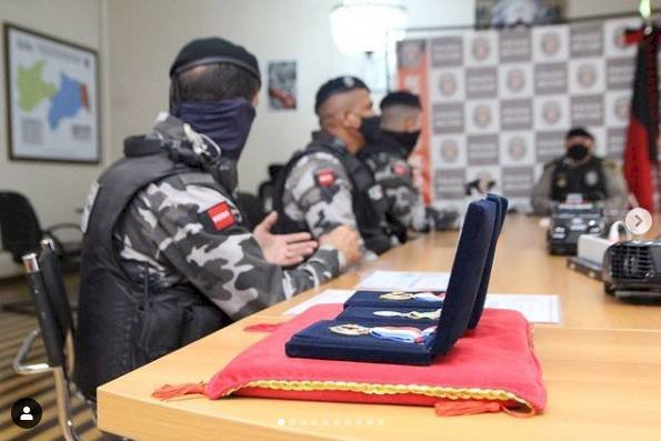 Policiais que socorreram mulher em trabalho de parto e auxiliaram no nascimento da criança são condecorados