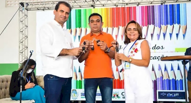 Encontro Formativo reúne 250 profissionais de educação em São José de Piranhas e prefeito faz entrega de automóveis e ônibus escolares