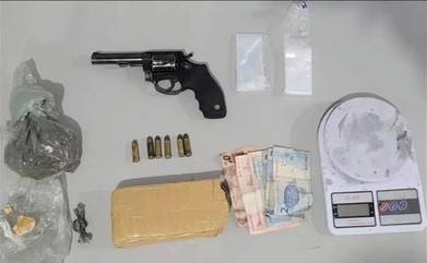 Arma e drogas apreendidas em ação da DRF, em CG