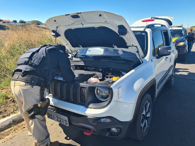 Carro roubado é recuperado pela Polícia Rodoviária Federal no município de Uiraúna