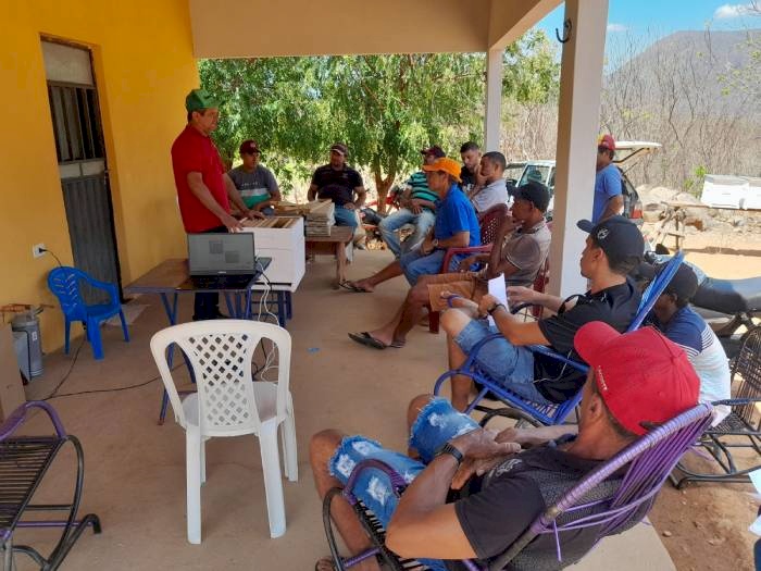 Capacitação em apicultura na zona rural de São Francisco